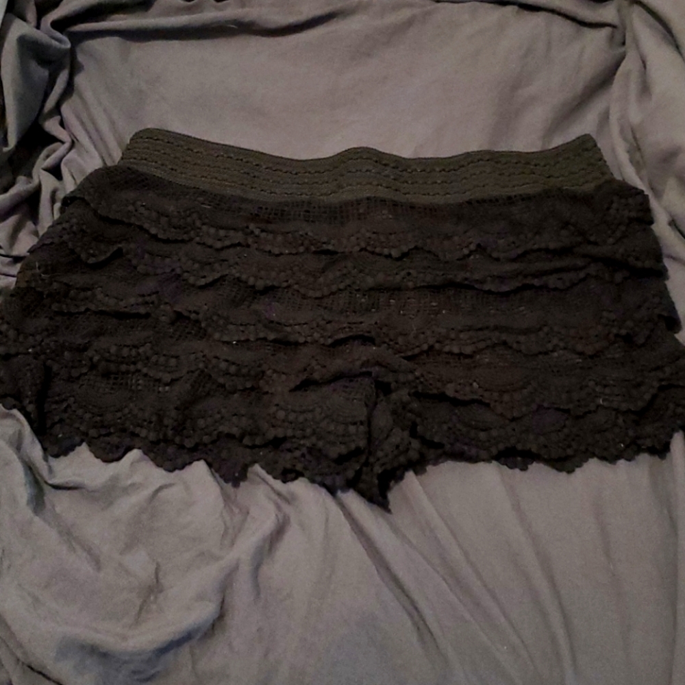 Women's Scalloped Crochet Shorts